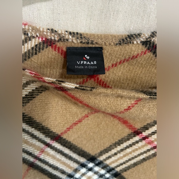 V-Fraas Nova check style Poncho - Picture 3 of 3